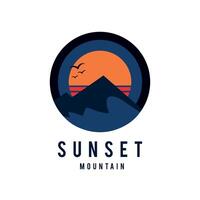 berg zonsondergang creatief logo ontwerp vector concept