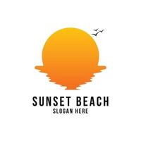 zonsondergang strand logo ontwerp vector zee zonsopkomst en vogel icoon vector