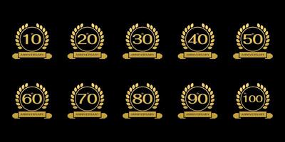 reeks van 10-90e verjaardag viering symbolen. verjaardag logo met goud lint en circulaire bladeren vector