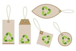 set eco-vriendelijke tags op ambachtelijk papier met touw. bio gerecycled geïsoleerde vector set