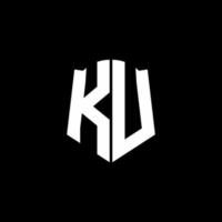 Ku monogram brief logo lint met schild stijl geïsoleerd op zwarte achtergrond vector