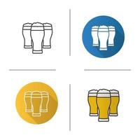 drie licht bierglazen icoon. plat ontwerp, lineaire en kleurstijlen. volle schuimige bierglazen. geïsoleerde vectorillustraties vector