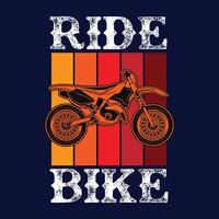 Op maat motorfiets fietser mode typografie extreem racing club t-shirt kleding stempel, sticker embleem, typografie afdrukken, kleding stof lap. gotisch kalligrafie. Californië hipster retro insigne wijnoogst vector