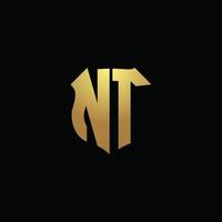 nt logo monogram met gouden kleuren en schildvorm ontwerpsjabloon vector