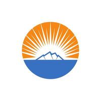 de strand en zomer logo ontwerpen. zonsondergang strand logo vector