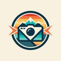 een camera richten naar majestueus bergen in de achtergrond onder Doorzichtig luchten, een hedendaags logo met een camera symbool voor een reizen fotografie app vector