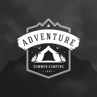 Woud camping logo embleem illustratie. vector