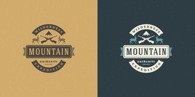 jacht- logo embleem zomer vakantie illustratie herten en berg silhouetten voor overhemd of afdrukken postzegel vector