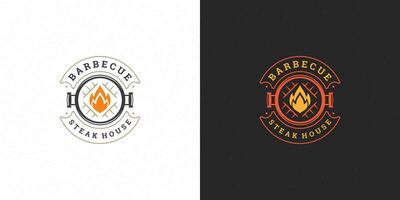 barbecue logo illustratie steak huis of bbq restaurant menu embleem rooster met vreugdevuur silhouet vector