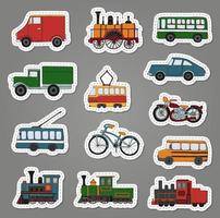 vector gekleurde set retro motoren en vervoer stickers. vectorillustratie van vintage treinen, bus, tram, trolleybus, auto, fiets, fiets, bestelwagen, vrachtwagen