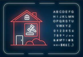 onroerend goed rechtszaak neon licht icoon. huurrechtelijk geschil. eigendomsrechtspraak. onroerend goed proces. buitenste gloeiende effect. bord met alfabet, cijfers en symbolen. vector geïsoleerde rgb-kleurenillustratie