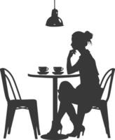 silhouet vrouw zittend Bij een tafel in de cafe bar restaurant zwart kleur enkel en alleen vector