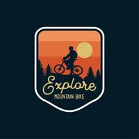 verken mountainbike badge silhouet zonsondergang achtergrond. logo-patch vector