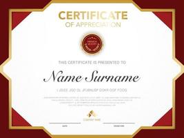 diploma certificaat sjabloon rode en gouden kleur met luxe en moderne stijl vector afbeelding.