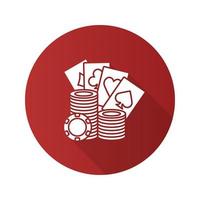 casinofiches met speelkaarten platte ontwerp lange schaduw glyph pictogram. casino. poker. vector silhouet illustratie