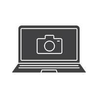 laptop fotocamera glyph icoon. silhouet symbool. notitieboekje met fotocamera. negatieve ruimte. vector geïsoleerde illustratie