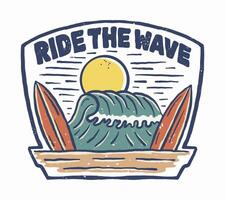 rijden de Golf Aan zomer met tweeling surfboard en golven artwork vector