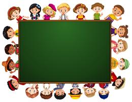 Schoolbord met veel kinderen rond de grens vector