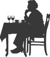 silhouet ouderen vrouw zittend Bij een tafel in de cafe vector