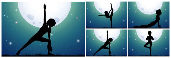 Silhouetvrouw die yoga op fullmoon nacht doen vector