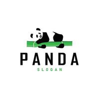 schattig en gemakkelijk lui zwart en wit panda dier silhouet ontwerp sjabloon merk panda beer logo vector