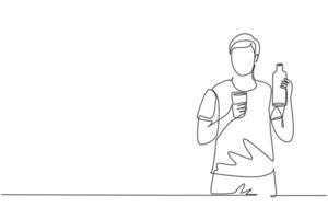 enkele doorlopende lijntekening jonge knappe man met fles in de ene hand en glas sinaasappelsap in de andere terwijl hij thuis ontbijt. een lijn tekenen grafisch ontwerp vectorillustratie vector