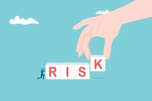 zakenman zet blokken met de woord risico en een huis. riskant investeringen. risico beheer concept. vector