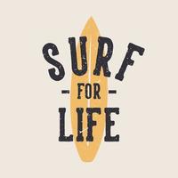 t-shirtontwerp surfen voor het leven met een vlakke achtergrondillustratie van een surfplank vector
