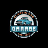 een gedetailleerd illustratie van een klassiek vrachtauto garage logo vector