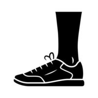 trainers glyph icoon. stijlvolle schoenen voor dames en heren voor sporttraining. unisex casual sneakers, moderne comfortabele tennisschoenen. silhouet symbool. negatieve ruimte. vector geïsoleerde illustratie