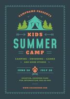 kinderen zomer kamp poster of folder evenement retro typografie ontwerp sjabloon en Woud Lanscape en tent achtergrond vector