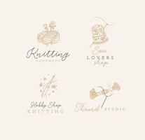 naaien elementen streng van draad, vingerhoed, garen, wol, haken met belettering tekening in bloemen stijl Aan beige achtergrond vector