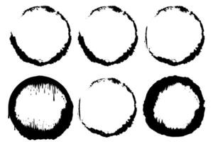 zwart vormen van wijn cirkel en koffie ring vlekken. vuil spatten en vlekken hand- getrokken thee of inkt ring vlekken Aan wit achtergrond. vector