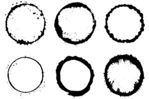 zwart vormen van wijn cirkel en koffie ring vlekken. vuil spatten en vlekken hand- getrokken thee of inkt ring vlekken Aan wit achtergrond. vector