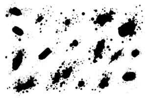 grunge inkt zwart verf vlek. plons van verven, verstuiven druppels kleuring en kader met nat verf laten vallen set. vector