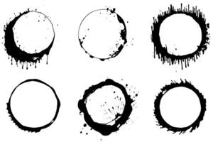zwart vormen van wijn cirkel en koffie ring vlekken. vuil spatten en vlekken hand- getrokken thee of inkt ring vlekken Aan wit achtergrond. vector