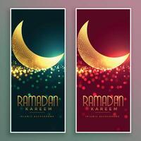 gouden glimmend magisch maan Ramadan kareem banier vector