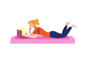 meisje dat op bed ligt, gebruikt een laptop om naar films te kijken en te glimlachen, online streaming video in een platte cartoonillustratievector vector