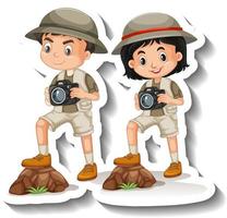 paar kinderen dragen safari-outfit stripfiguursticker vector