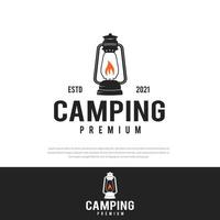 camping logo met vintage bos lantern.camping,vintage badge.vector outdoor bergtocht vector