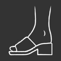 muilezel sandalen krijt pictogram. vrouw stijlvol schoeisel ontwerp. vrouwelijke vrijetijdsschoenen, luxe moderne zomerblokhoge hakken. modieuze retro kleding accessoire. geïsoleerde vector schoolbordillustratie