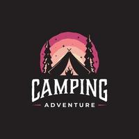 vintage camping- en outdoor-avontuurlogo. vectorillustratie met kampeertent en bossilhouet vector