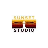 illustratie vectorafbeelding van zonsondergang studio logo vector