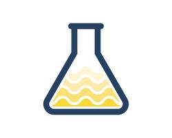 driehoekig flessenlaboratorium met gele watervloeistof erin vector