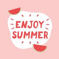 belettering geniet van de zomer met de hand getekend in vlakke stijl en plakjes watermeloen. sjabloon van bannerkaart poster, vakantie, snoep, vreugde, schattig, helder fruit vector