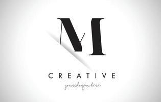 m letter logo-ontwerp met creatieve papiersnit vector