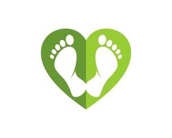 groene liefdesvorm met voetverzorging erin vector