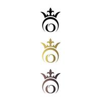 luxe logo letter mark o met kroon en koninklijk symbool gratis vector