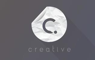 c letter logo met verfrommeld en gescheurd inpakpapier textuur. vector