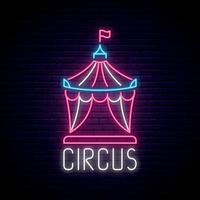 circus neon teken. helder glanzend circus emlem op donkere bakstenen muur achtergrond. vector